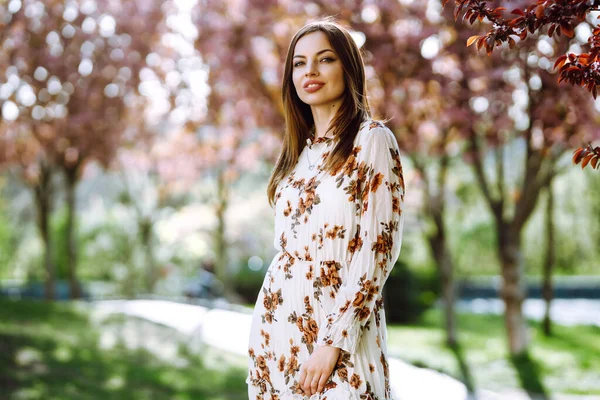 Gyönyörű Fiatal Virágzó Tavaszi Mellett Vonzó Lány Élvezi Időt Odakint — Stock Fotó
