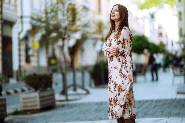 Mujer Joven Con Hermoso Vestido Posando Una Calle Ciudad Hermosa — Foto de Stock
