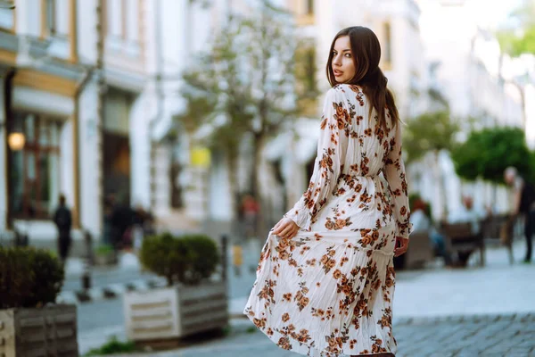 Mujer Joven Con Hermoso Vestido Posando Una Calle Ciudad Hermosa — Foto de Stock