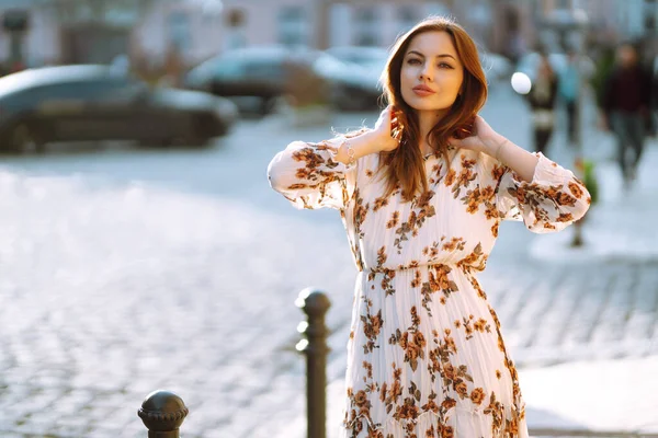 Retrato Joven Mujer Con Estilo Vestido Moda Posando Atardecer Ciudad — Foto de Stock