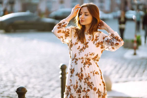 Retrato Jovem Mulher Elegante Vestido Moda Posando Pôr Sol Cidade — Fotografia de Stock