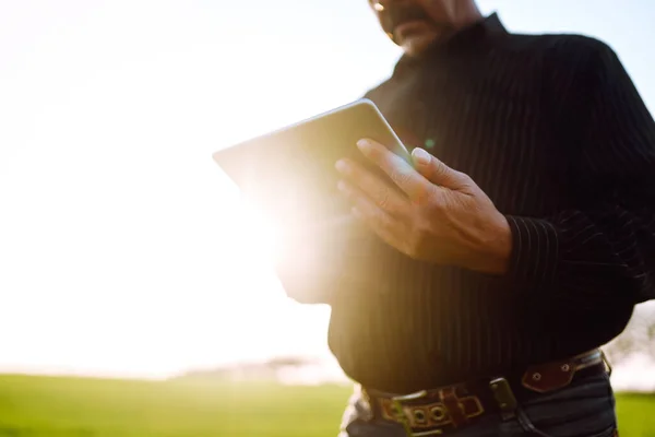 Proprietario Contadino Utilizzando Touchpad Controllare Campo Grano Tramonto Agricoltore Che — Foto Stock