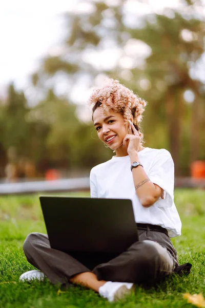 Young Woman Sitting Grass City Park Working Laptop Beautiful Girl — Stock Photo, Image