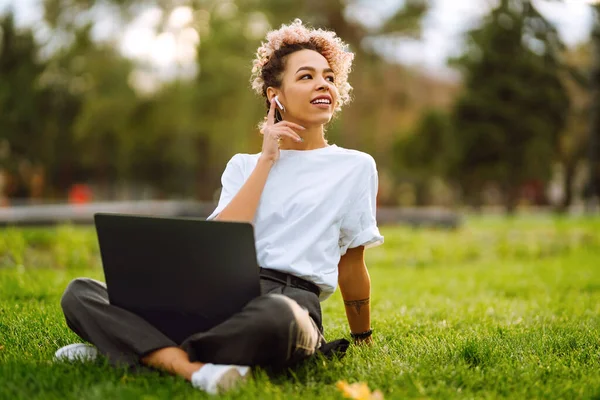 Young Woman Sitting Grass City Park Working Laptop Beautiful Girl — Stock Photo, Image