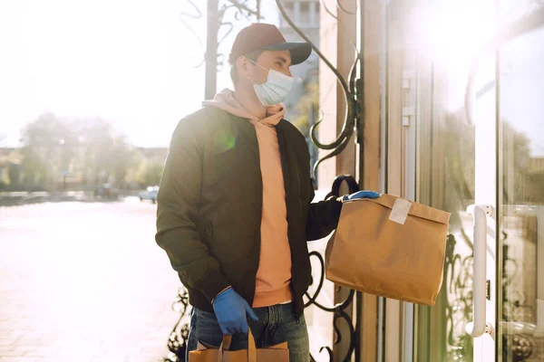 保護マスクと医療用手袋の宅配便は 食品とクラフト紙パケットを提供します 隔離都市での配達サービス Covid — ストック写真