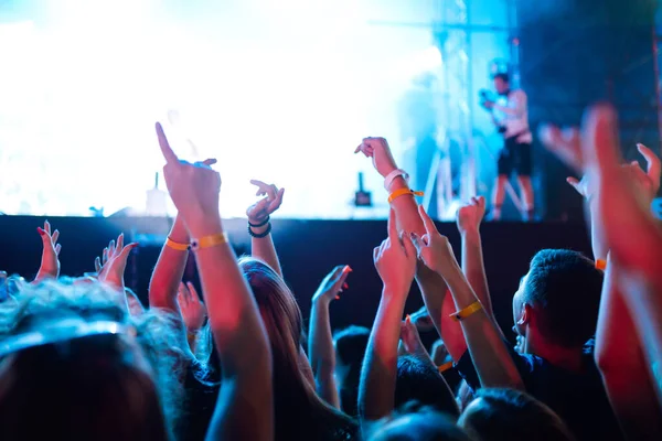 Πλήθος Σηκωμένα Χέρια Στο Μουσικό Φεστιβάλ Θαυμαστές Απολαμβάνουν Ροκ Συναυλία — Φωτογραφία Αρχείου
