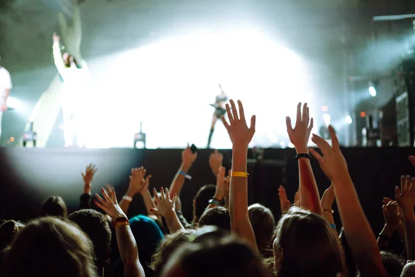 Multitud Con Las Manos Levantadas Festival Música Aficionados Disfrutando Concierto — Foto de Stock