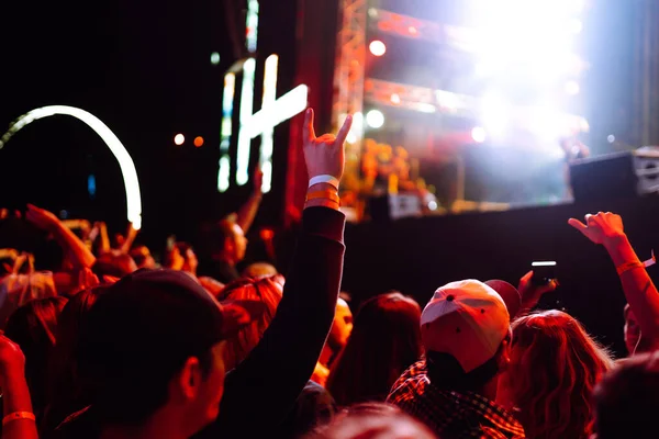 Πλήθος Σηκωμένα Χέρια Στο Μουσικό Φεστιβάλ Θαυμαστές Απολαμβάνουν Ροκ Συναυλία — Φωτογραφία Αρχείου