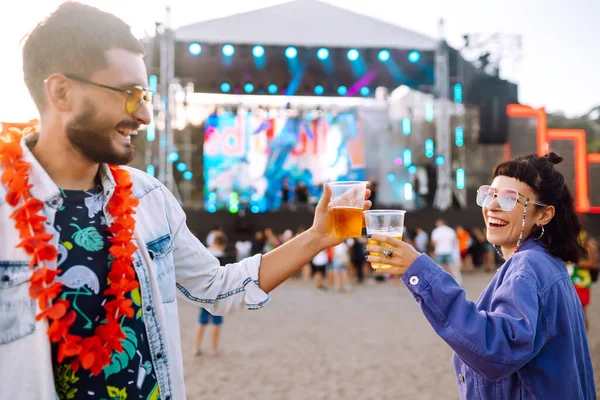 Casal Apaixonado Beber Cerveja Divertir Festival Música Festa Praia Férias — Fotografia de Stock