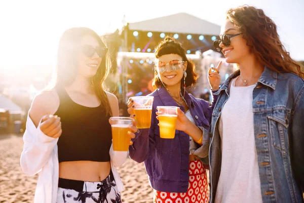Młode Dziewczyny Pijące Piwo Bawiące Się Festiwalu Muzycznym Przyjaźń Świętowanie — Zdjęcie stockowe