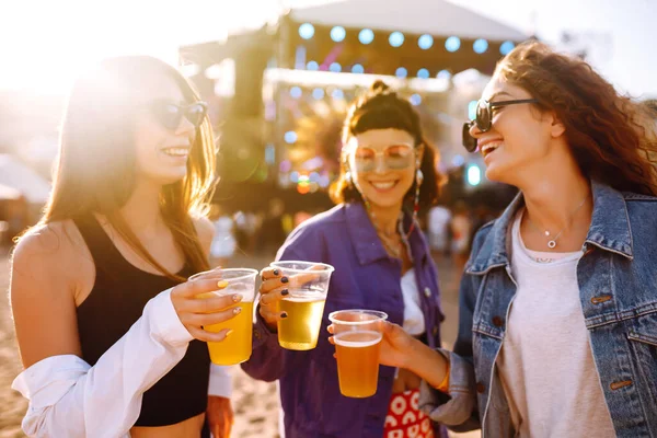 Молоді Дівчата Ють Пиво Розважаються Музичному Фестивалі Дружба Святкування Пляж — стокове фото
