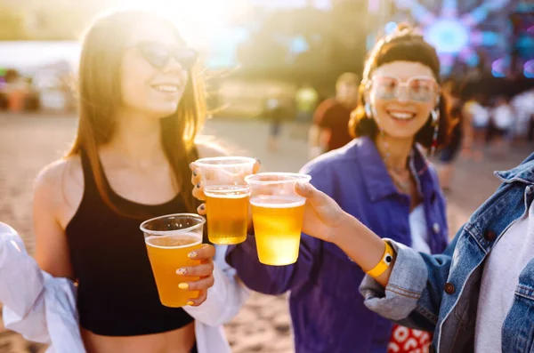 Молоді Дівчата Ють Пиво Розважаються Музичному Фестивалі Дружба Святкування Пляж — стокове фото