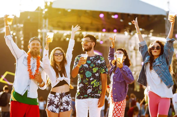 Молоді Щасливі Друзі Ють Пиво Розважаються Музичному Фестивалі Разом Пляжна — стокове фото