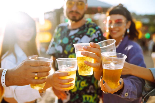 Jovens Amigos Felizes Bebendo Cerveja Divertindo Festival Música Juntos Festa — Fotografia de Stock