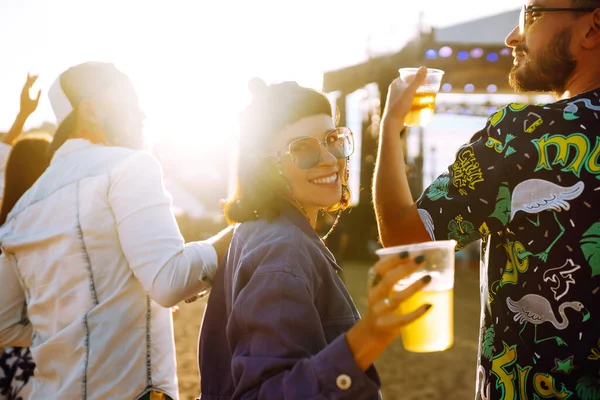 Молоді Щасливі Друзі Ють Пиво Розважаються Музичному Фестивалі Разом Пляжна — стокове фото