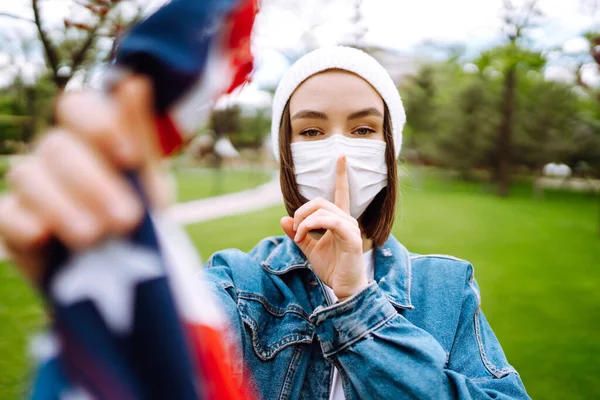 Дівчинка Захисній Стерильній Медичній Масці Американським Прапором Руці Показує Жест — стокове фото