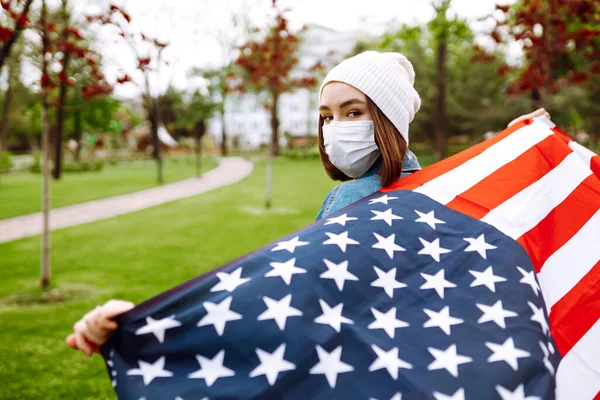 Chica Máscara Médica Estéril Protectora Con Bandera Americana Mano Concepto —  Fotos de Stock