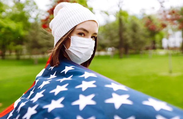 Menina Máscara Médica Estéril Protetora Com Bandeira Americana Mão Conceito — Fotografia de Stock