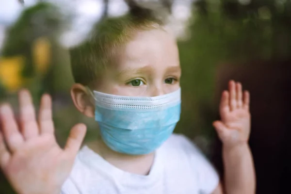 Trauriges Kind Medizinischer Maske Blickt Aus Dem Fenster Bleiben Sie — Stockfoto