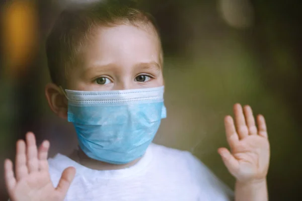Trauriges Kind Medizinischer Maske Blickt Aus Dem Fenster Bleiben Sie — Stockfoto