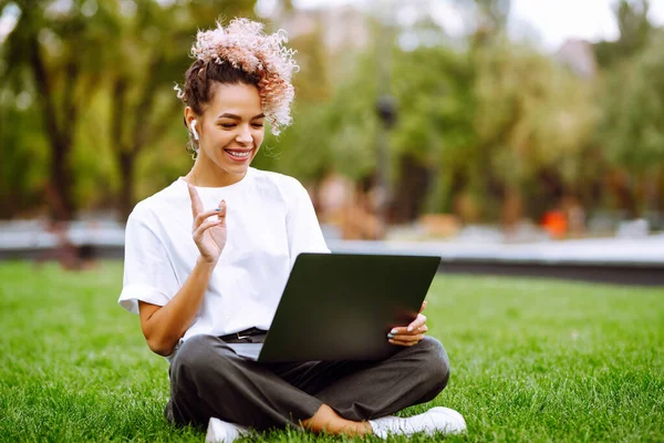 Girl Speak Talk Video Call Colleagues Online Briefing Modern Laptop — Stock Photo, Image