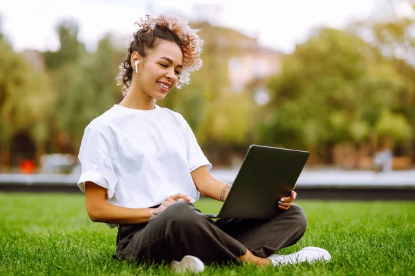 Girl Speak Talk Video Call Colleagues Online Briefing Modern Laptop — Stock Photo, Image