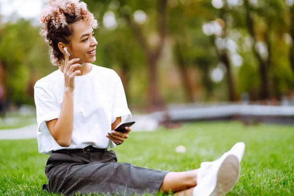 Uśmiechnięta Kobieta Korzystająca Smartfona Relaksująca Się Parku Zielonej Trawie Pojęcie — Zdjęcie stockowe