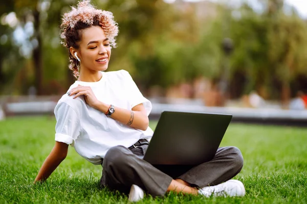 Woman Wearing Earphones Sitting Grass Park Working Laptop Freelance Blogging — Stock Photo, Image