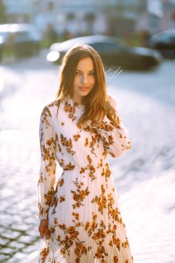 Gün batımında şehirde yaz kızı. İnsanlar, özgürlük, yaşam tarzı, seyahat ve tatil kavramı.