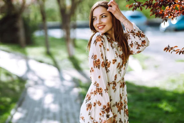 Retrato Mujer Atractiva Bonito Vestido Con Flores Disfruta Florecer Jardín — Foto de Stock