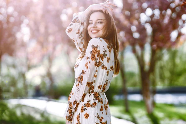 Retrato Mulher Atraente Vestido Bonito Com Flores Gosta Florescer Jardim — Fotografia de Stock