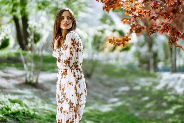 Porträt Einer Attraktiven Frau Einem Hübschen Kleid Mit Blumen Genießt — Stockfoto