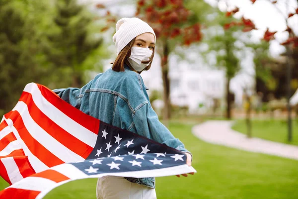 Young Girl Protective Mask Flag America Independence Day America 4Th — Stock Photo, Image