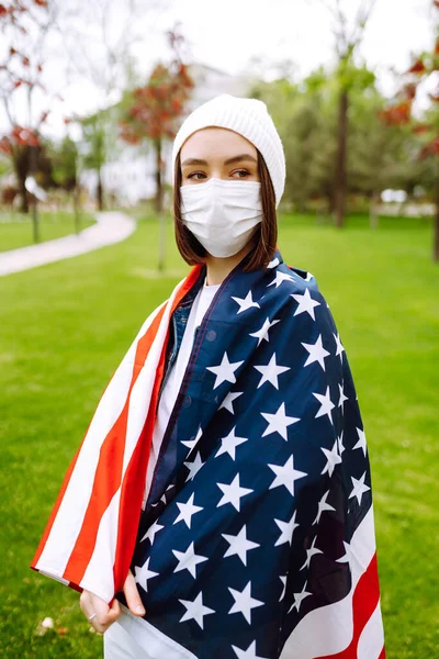 Młoda Dziewczyna Masce Ochronnej Flagą Ameryki Dzień Niepodległości Ameryki Lipca — Zdjęcie stockowe
