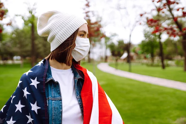 Menina Uma Máscara Protetora Com Bandeira América Dia Independência América — Fotografia de Stock