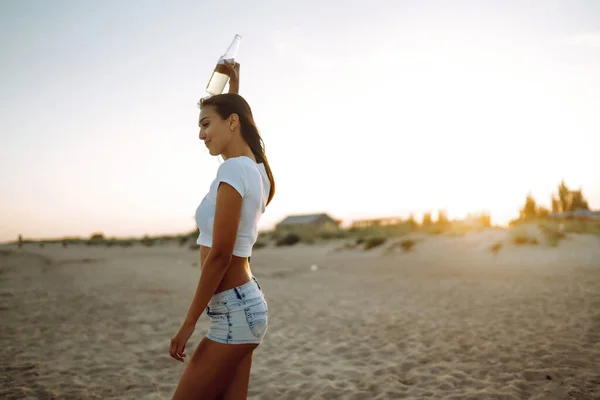 Hübsches Mädchen Trinkt Bier Während Einer Party Strand Bei Sonnenuntergang — Stockfoto