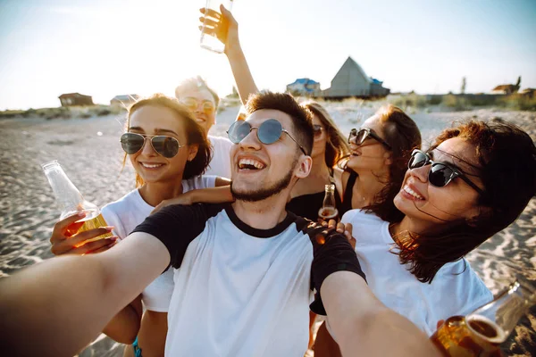 Groep Jonge Vrienden Die Selfie Nemen Plezier Hebben Het Strand — Stockfoto