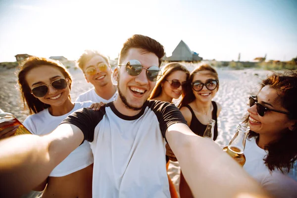 Groep Jonge Vrienden Die Selfie Nemen Plezier Hebben Het Strand — Stockfoto