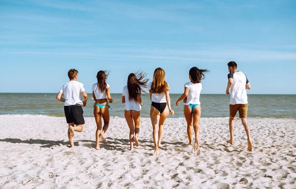 Grupo Amigos Corre Nadar Mar Vacaciones Verano Vacaciones Relax Estilo — Foto de Stock