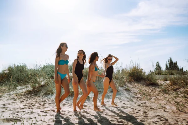Happy Four Girls Strolling Beach Young Women Enjoying Beach Holiday — Stock Photo, Image