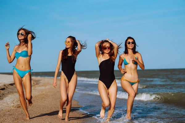 Gelukkige Vier Meisjes Die Plezier Hebben Langs Het Strand Rennen — Stockfoto