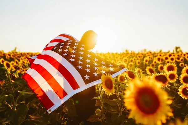 Fjärde Juli Trevlig Flicka Med Den Amerikanska Flaggan Ett Solrosfält — Stockfoto