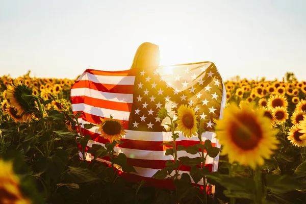 Fjärde Juli Trevlig Flicka Med Den Amerikanska Flaggan Ett Solrosfält — Stockfoto
