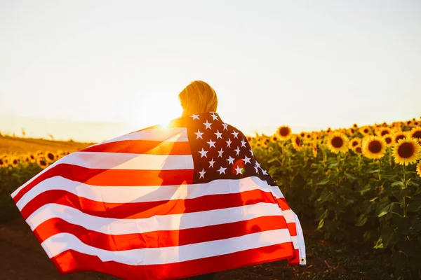 Juli Leuk Meisje Met Amerikaanse Vlag Een Zonnebloemenveld Vrijheid Zonsondergang — Stockfoto