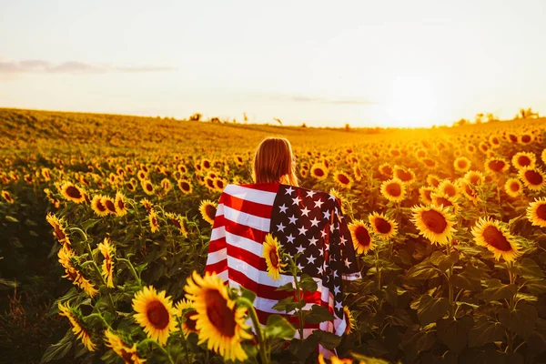 Fjärde Juli Trevlig Flicka Med Den Amerikanska Flaggan Ett Solrosfält — Stockfoto