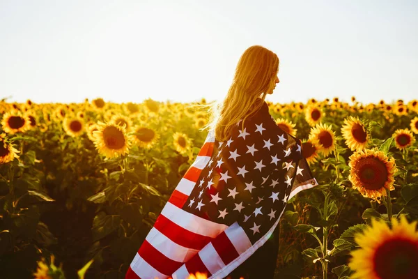 Fjärde Juli Trevlig Flicka Med Den Amerikanska Flaggan Ett Solrosfält — Stockfoto