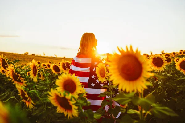 Fjärde Juli Trevlig Flicka Med Den Amerikanska Flaggan Ett Solrosfält — Stockfoto