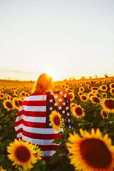 Fjärde Juli Trevlig Flicka Med Den Amerikanska Flaggan Ett Solrosfält — Stockfoto