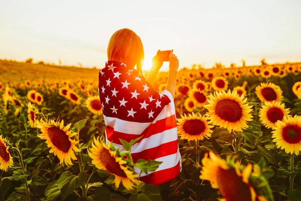 Fjärde Juli Trevlig Flicka Med Den Amerikanska Flaggan Ett Solrosfält — Stockfoto