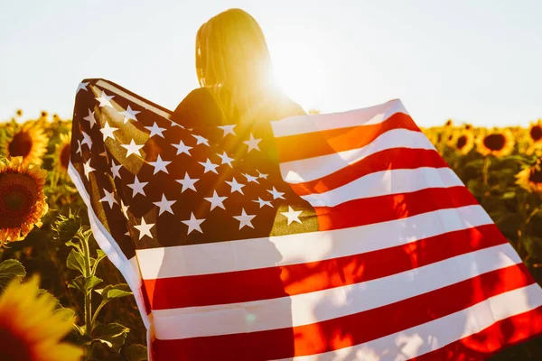 Fjärde Juli Trevlig Flicka Med Den Amerikanska Flaggan Ett Solrosfält — Stockfoto